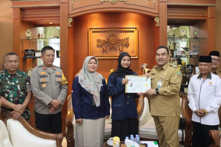 18 Mahasiswa PEM Akamigas Cepu Penerima Beasiswa Pemkab Blora Resmi Lulus Bupati Serahkan Ijazah