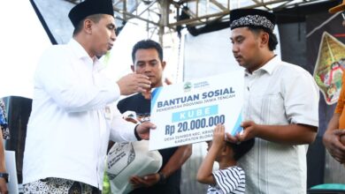 Taj Yasin Salurkan Rp860 Juta Modal Usaha untuk KUBE Blora