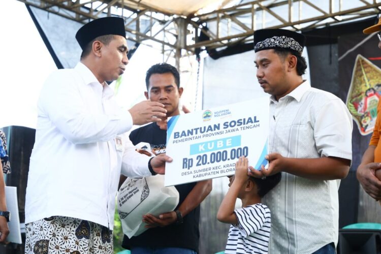 Taj Yasin Salurkan Rp860 Juta Modal Usaha untuk KUBE Blora