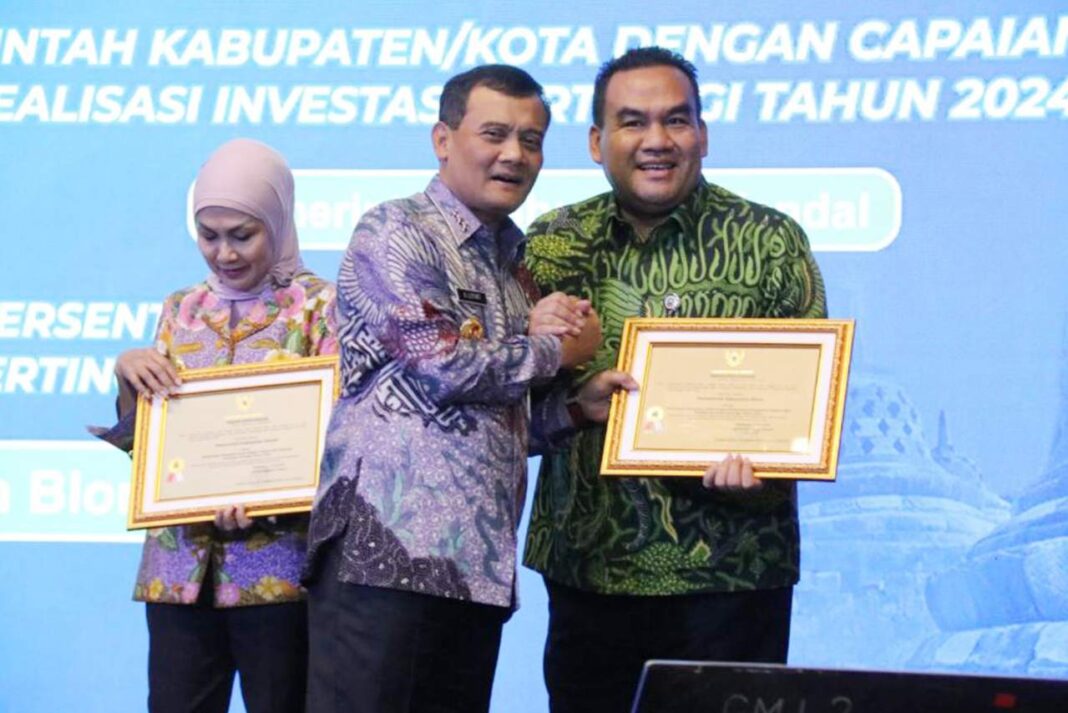Capaian Nilai Investasi Tertinggi Bupati Blora Terima Penghargaan CJIBF 2025