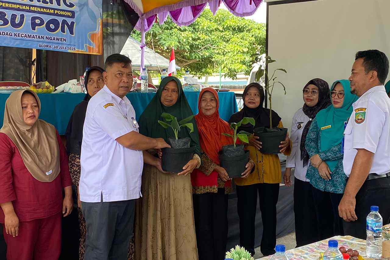 Emak-Emak di Blora Rutin Tanam Pohon