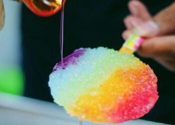 Kelezatan yang Menggugah Kenangan Es Gosrok Jajanan Es Legendaris dengan Warna-Warni yang Bikin Meleleh