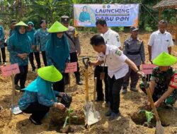 Kurangi Efek Rumah Kaca Puluhan Emak-Emak di Blora Rutin Tanam Pohon