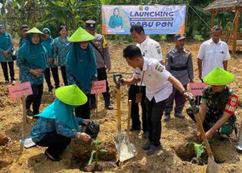 Kurangi Efek Rumah Kaca Puluhan Emak-Emak di Blora Rutin Tanam Pohon