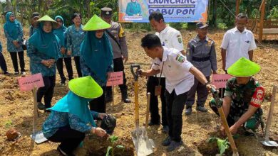 Kurangi Efek Rumah Kaca Puluhan Emak-Emak di Blora Rutin Tanam Pohon