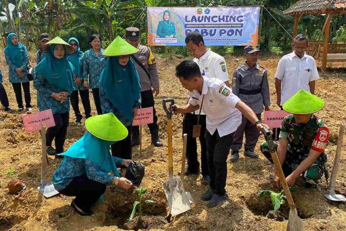 Kurangi Efek Rumah Kaca Puluhan Emak-Emak di Blora Rutin Tanam Pohon