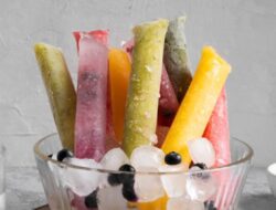 Pelopor Jajanan Es Legendaris Era 90-an Es Lilin Jajanan Ikonik dengan Varian Rasa yang Unik