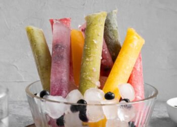 Pelopor Jajanan Es Legendaris Era 90-an Es Lilin Jajanan Ikonik dengan Varian Rasa yang Unik