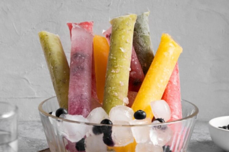 Pelopor Jajanan Es Legendaris Era 90-an Es Lilin Jajanan Ikonik dengan Varian Rasa yang Unik