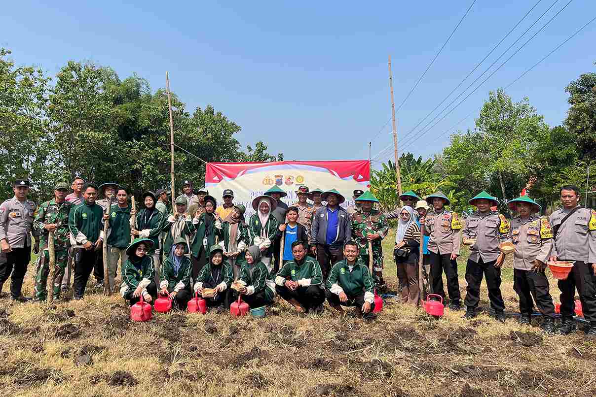 Polsek Cepu Bersama Mahasiswa Unugiri Bojonegoro Tanam Jagung di Desa Cabean