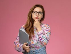 Sering Tolah-Toleh Inilah 4 Zodiak dengan Kemampuan Berpikir yang Lambat