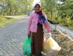 Tak Pernah Pensiun Mbah Kanah dan Kerupuk Sekolah