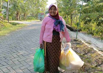 Tak Pernah Pensiun Mbah Kanah dan Kerupuk Sekolah