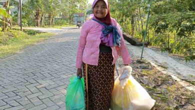 Tak Pernah Pensiun Mbah Kanah dan Kerupuk Sekolah