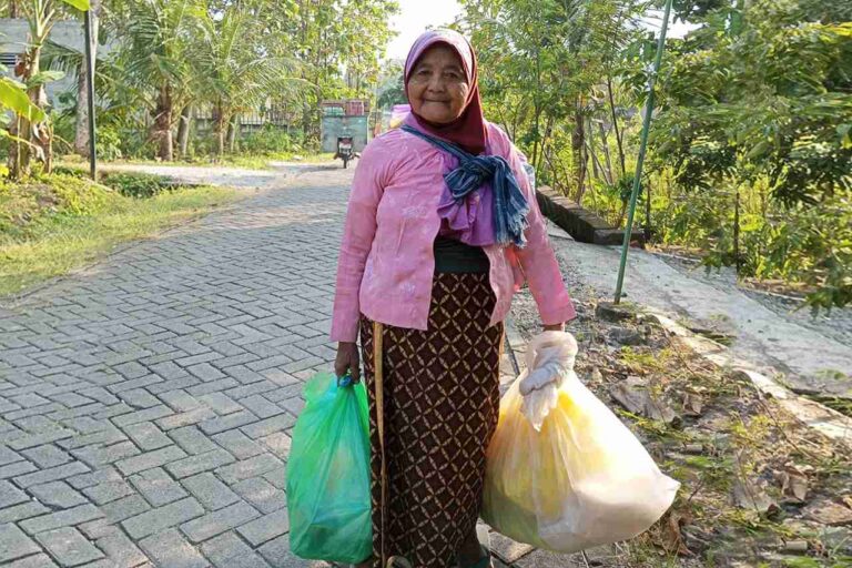 Tak Pernah Pensiun Mbah Kanah dan Kerupuk Sekolah