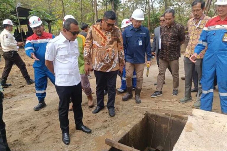 Tinjau Sumur Tua di Blora Menteri ESDM Masyarakat Tidak Perlu Was-Was Lakukan Pengeboran Legal