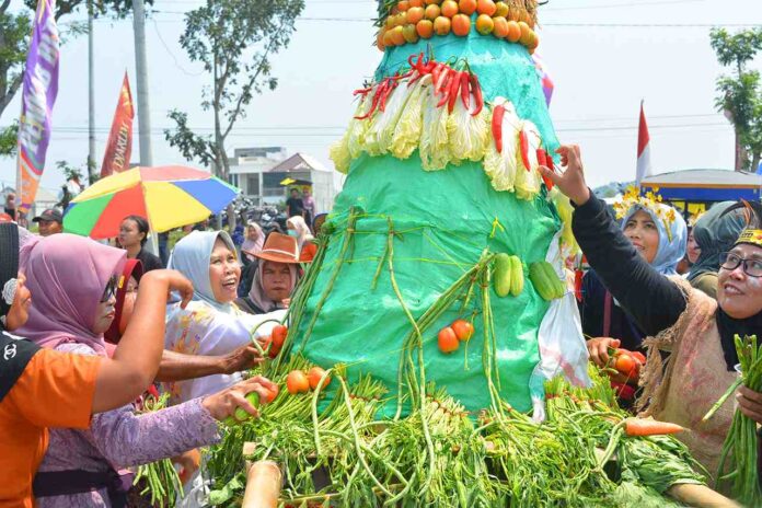 12 Gunungan Ludes Diserbu Warga Kirab Budaya Gunungan 2025 Desa Kentong Berlangsung Meriah