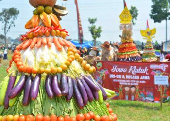 Dari Sayuran hingga Buah-Buahan 12 Gunungan di Arak Keliling Desa Kentong