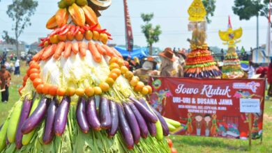 Dari Sayuran hingga Buah-Buahan 12 Gunungan di Arak Keliling Desa Kentong