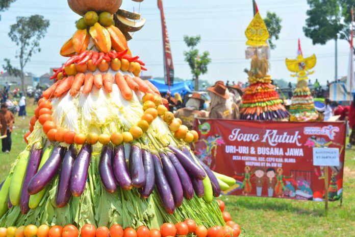 Dari Sayuran hingga Buah-Buahan 12 Gunungan di Arak Keliling Desa Kentong