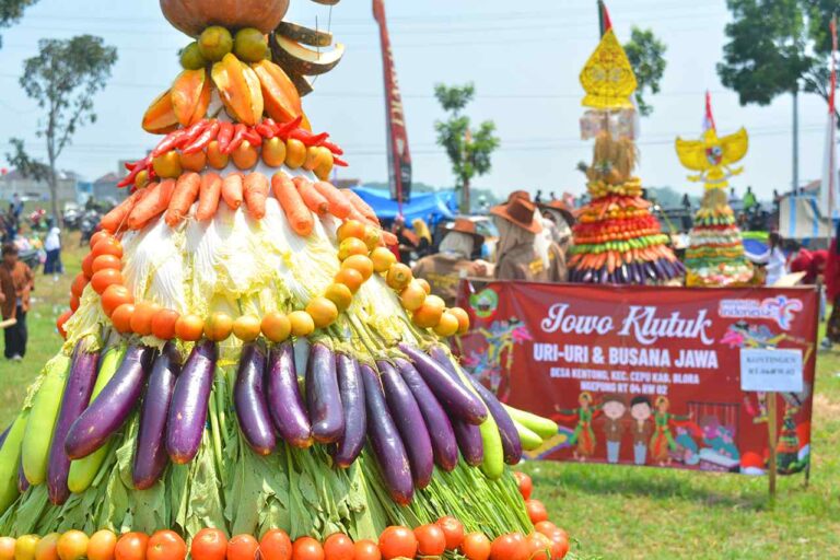 Dari Sayuran hingga Buah-Buahan 12 Gunungan di Arak Keliling Desa Kentong