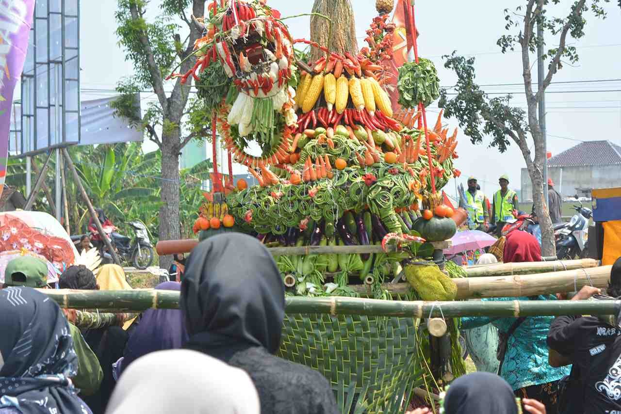 Desa Kentong Bikin Karnaval Desa Terpadat 2025 Ratusan Warga Tumplek Blek 2