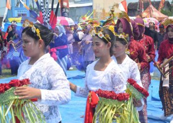 Desa Kentong Bikin Karnaval Desa Terpadat 2025 Ratusan Warga Tumplek Blek