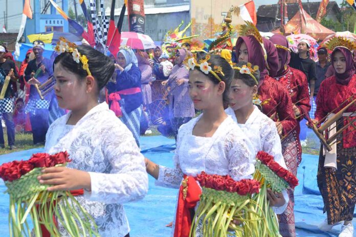 Desa Kentong Bikin Karnaval Desa Terpadat 2025 Ratusan Warga Tumplek Blek