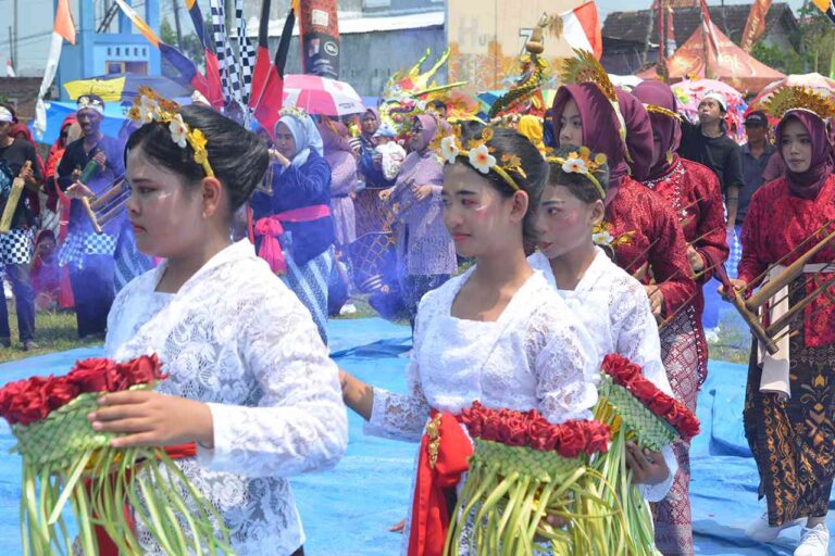 Desa Kentong Bikin Karnaval Desa Terpadat 2025 Ratusan Warga Tumplek Blek