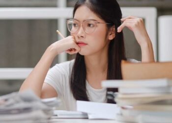 Dijuluki Si Kutu Buku 5 Tanda Zodiak Ini Memiliki Kejeniusan di Atas Rata-rata