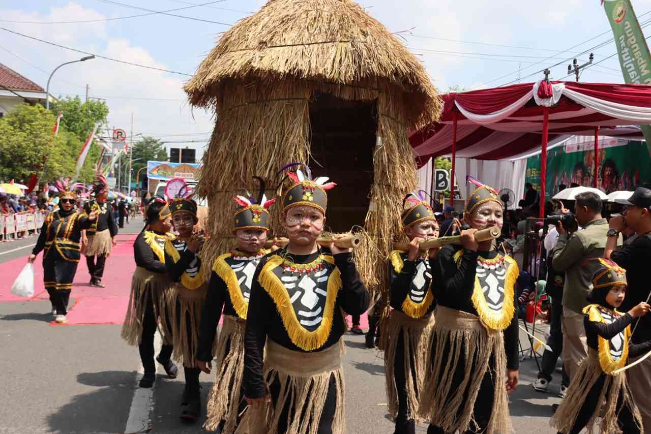 Pawai Karnaval Blora 2025 Digelar Meriah Ribuan Orang Padati Jalan