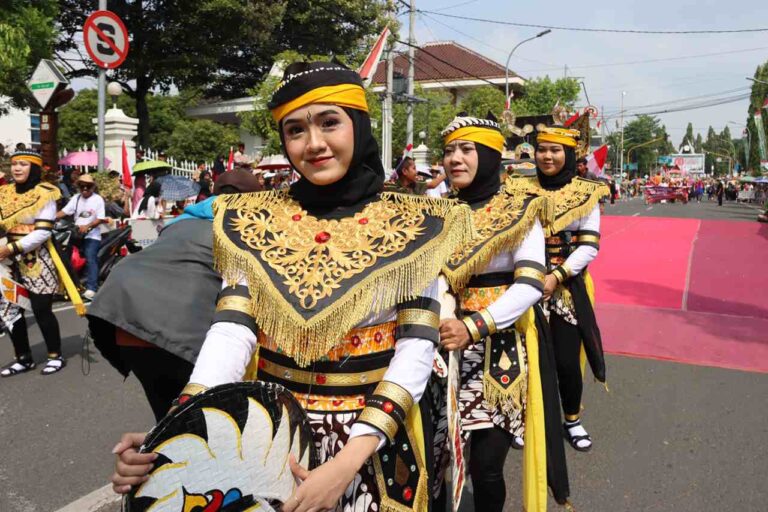 Pawai Karnaval Blora 2025 Digelar Meriah Ribuan Orang Padati Jalan