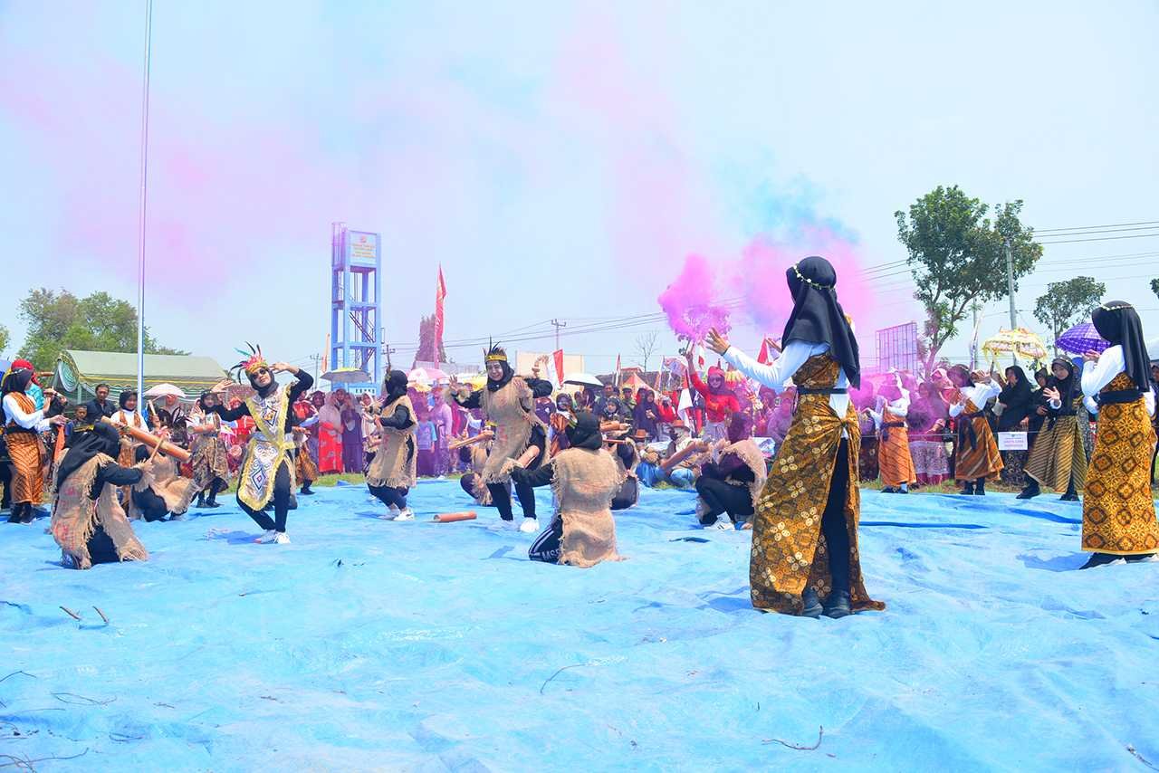 Rayakan HUT RI Warga Desa Kentong Tumplek Blek Padati Karnaval Budaya 2025 2