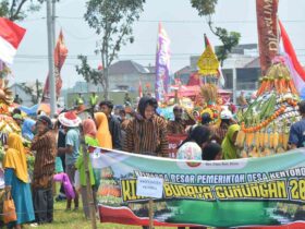 Rayakan HUT RI Warga Desa Kentong Tumplek Blek Padati Karnaval Budaya 2025