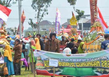 Rayakan HUT RI Warga Desa Kentong Tumplek Blek Padati Karnaval Budaya 2025