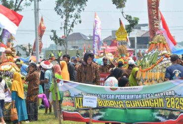Rayakan HUT RI Warga Desa Kentong Tumplek Blek Padati Karnaval Budaya 2025