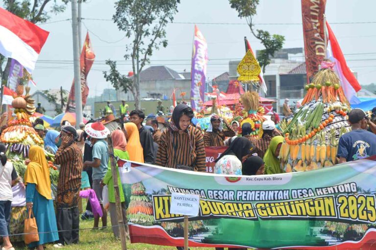 Rayakan HUT RI Warga Desa Kentong Tumplek Blek Padati Karnaval Budaya 2025