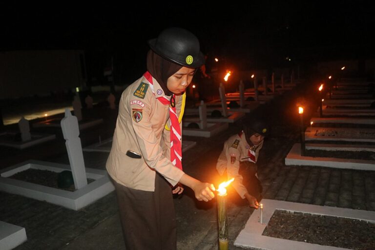 Tradisi Renungan Suci di Malam HUT RI Tak Sekedar Nyala Obor