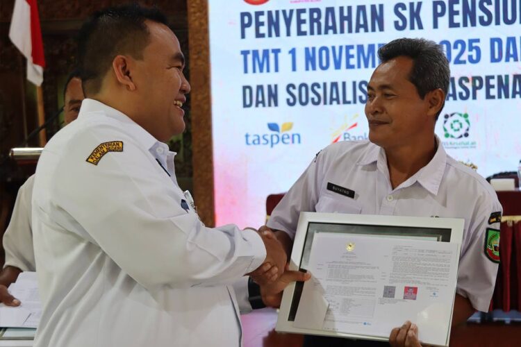 44 PNS Blora Purna Tugas Bupati Serahkan SK Pensiun