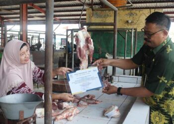 DP4 Blora Pasang Plakat Halal di Kios Pedagang Daging Sapi