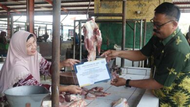 DP4 Blora Pasang Plakat Halal di Kios Pedagang Daging Sapi