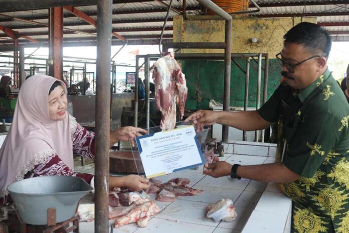 DP4 Blora Pasang Plakat Halal di Kios Pedagang Daging Sapi