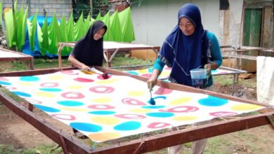 Hasilkan Karya Mewanan Desa Kedungwungu Blora Sukses Berdayakan Penyandang Disabilitas Melalui Batik Ciprat