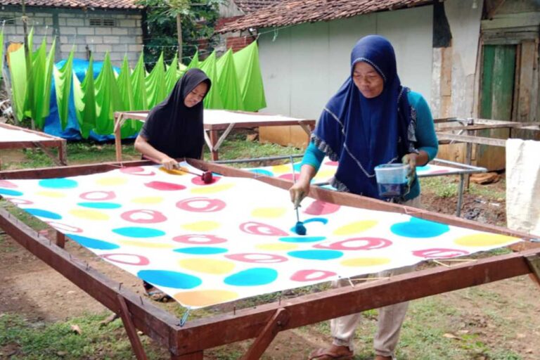 Hasilkan Karya Mewanan Desa Kedungwungu Blora Sukses Berdayakan Penyandang Disabilitas Melalui Batik Ciprat