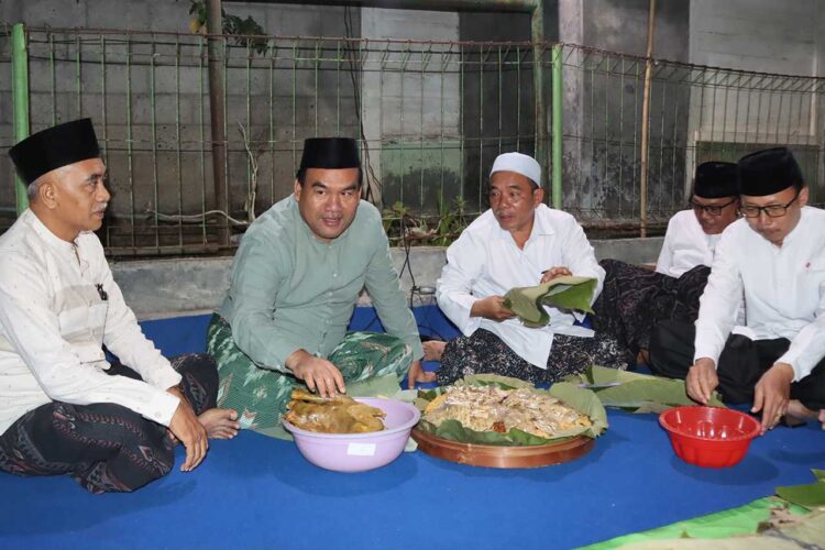 Peringati Maulid Nabi Ponpes Baitul Hikmah Cabak Sajikan 168 Tumpeng