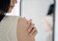 5 Tips Mudah Mengenali Bau Badan Sendiri yang Jarang Disadari