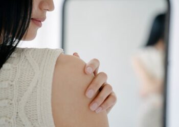 5 Tips Mudah Mengenali Bau Badan Sendiri yang Jarang Disadari