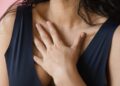 7 Cara Halus Tegur Teman yang Bau Badan