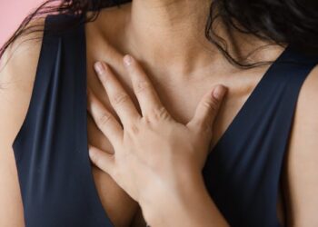 7 Cara Halus Tegur Teman yang Bau Badan