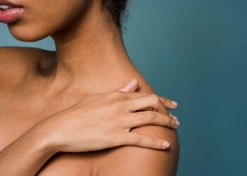 7 Cara Menghilangkan Bau Badan Secara Efektif dan Alami